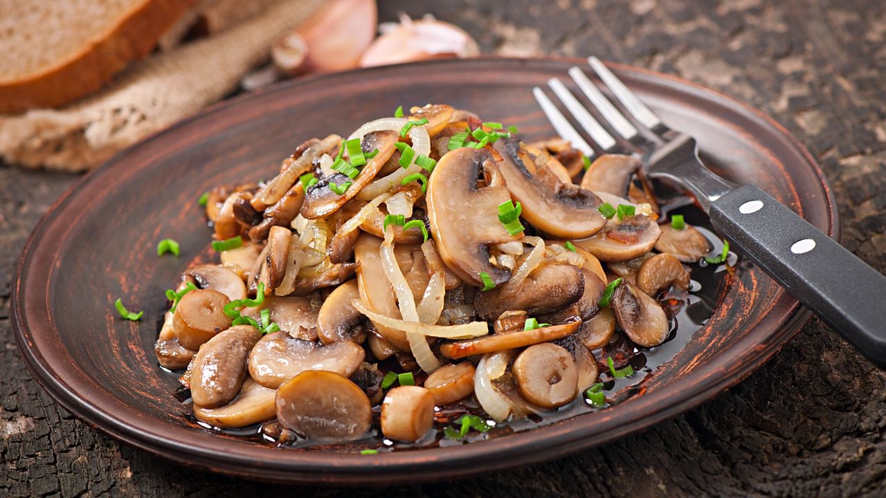 AIR FRYER MUSHROOMS AND ONIONS (1)
