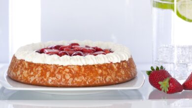 how long does cake last in the fridge
