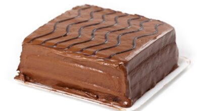 how many people does a sheet cake feed